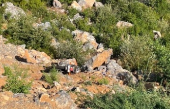 Uçuruma yuvarlanan motosikletin sürücüsü kurtarılamadı!