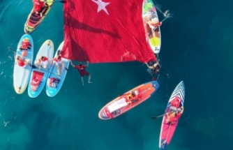 Alanya’da Zafer Bayramı coşkusu denize taştı: Türk bayrağı maviliklerde dalgalandı!