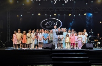 Mevlan Kurtishi konserinde çocuklardan duygulandıran anlar!