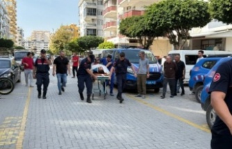 Tartıştığı kız kardeşini balkondan atıp intihar etti