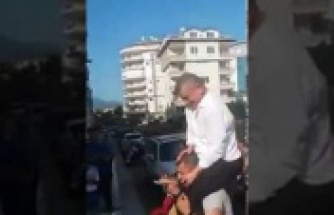 Yeni muhtar Yakup Gündoğan omuzlarda taşındı