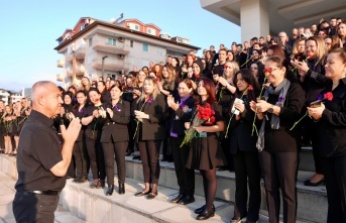 Alanya Belediyesi'nden kadına şiddete siyah tepki