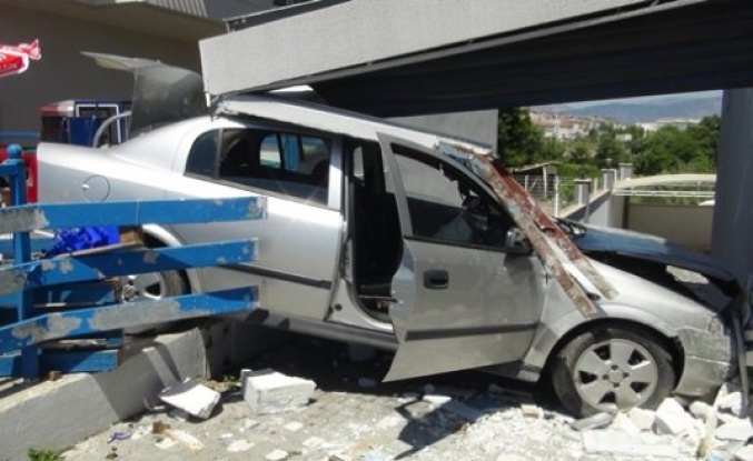 Kontrolden çıkan otomobil markete girdi, ortalık savaş alanına döndü: 3 yaralı