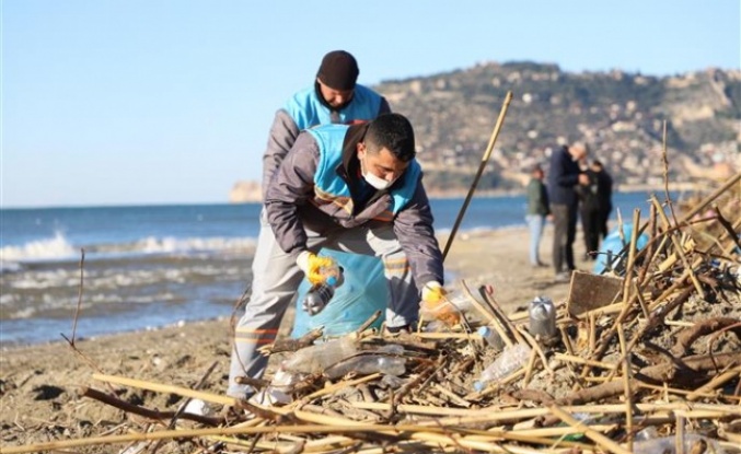 Alanya Belediyesi yağışların ardından sahillerde temizliğe başladı 