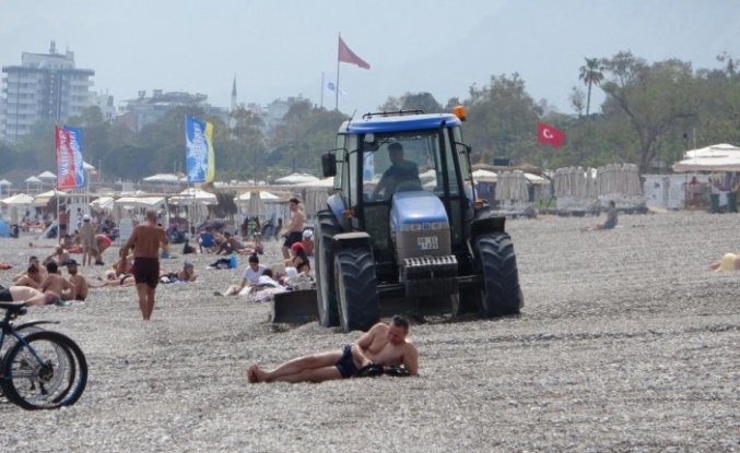 Dünyaca ünlü sahil, traktörlerle tarla gibi sürülüp sezona hazırlanıyor
