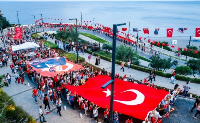 400 metrelik dev Türk bayrağı açıldı, görsel şölen oluştu