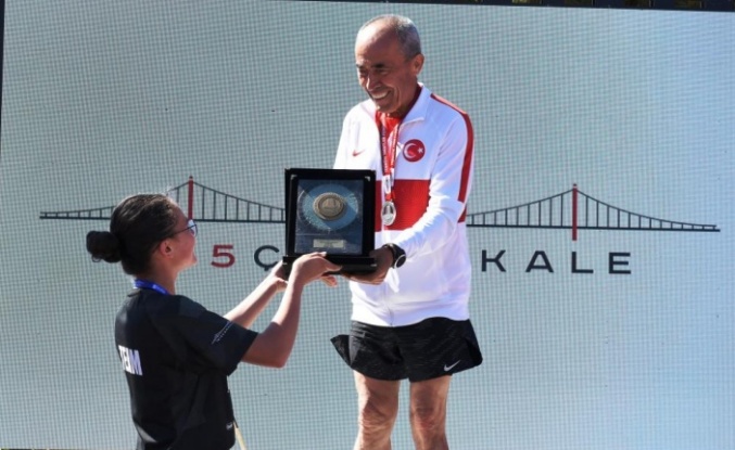 73 yaşındaki milli sporcu, madalya ve kupasını şehitlere adadı