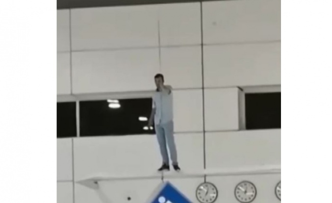 Yabancı turistin havalimanındaki intihar teşebbüsü ve kurtarılma anları kamerada