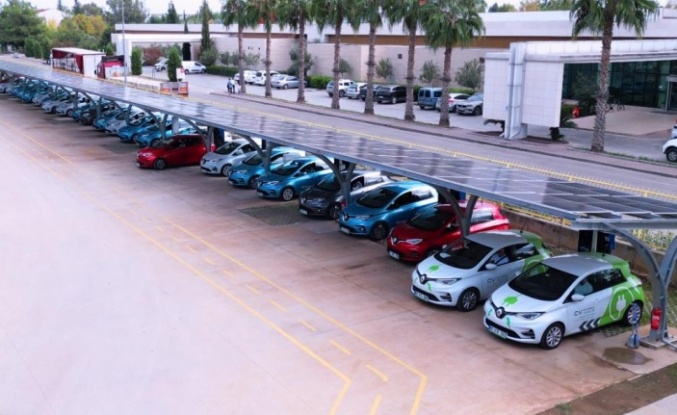 Fabrikaya kurdukları GES'le aynı anda 37 elektrikli aracı şarj ediyorlar
