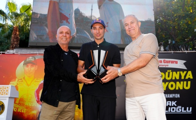 Dünya Şampiyonu Toprak'a görkemli karşılama