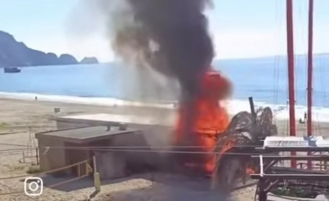 Alanya'da plajda büfe cayır cayır yandı