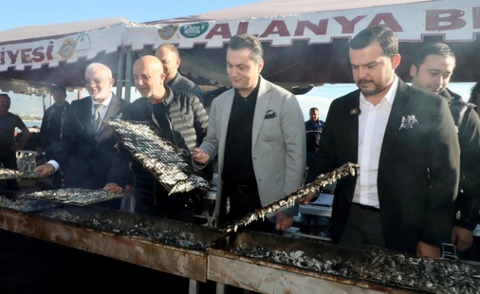 Alanya'da vatandaşlara 7 ton hamsi ikram edildi