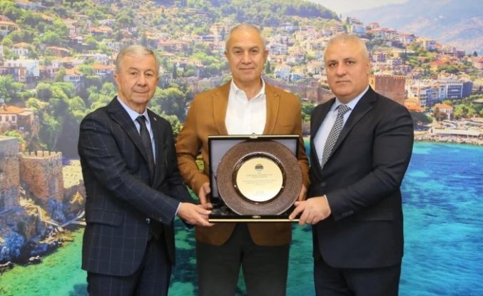 Rokertmen Özçelik'e Erdem ve Kural'dan teşekkür plaketi