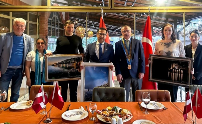 Letonya Büyükelçisine Aral'dan özel hediye