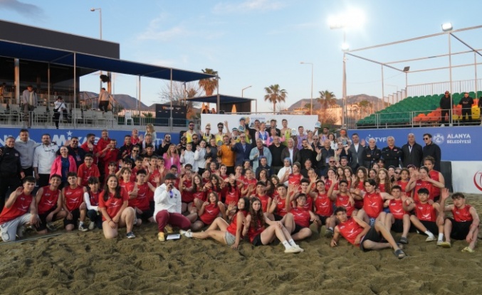 Plaj voleybolu sezonu Alanya’da açıldı