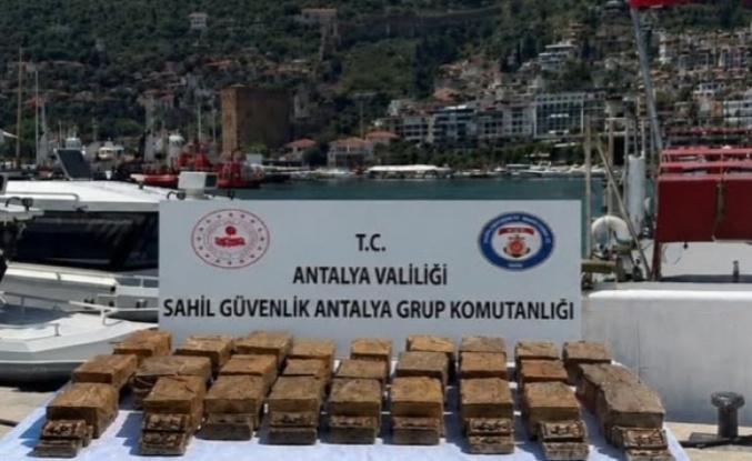 Alanya'da 40 kilo esrar kıyıya vurdu