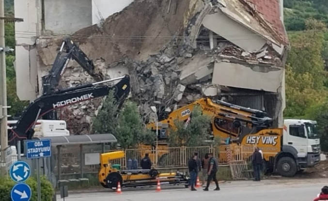 Alanya'da bina kepçenin üstüne çöktü