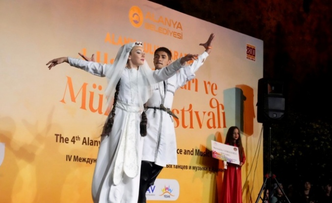 Alanya'da dans ve müzik şöleni