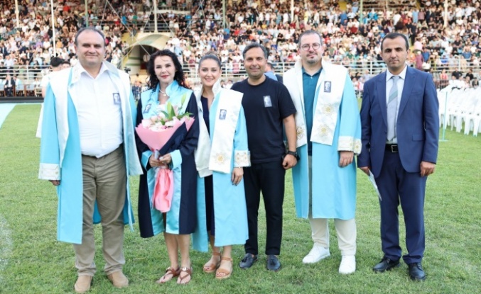 50 yaşındaki ALKÜ'lü Selda, kızının kanseri yendiği gün dereceyle mezun oldu