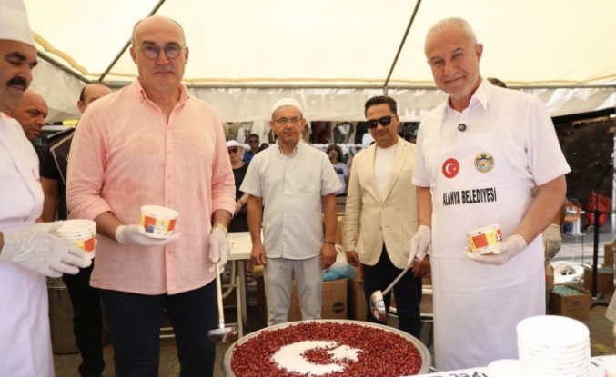 Başkan Özçelik vatandaşlara aşure dağıttı!