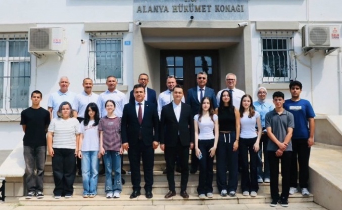 Alanya'da sınav şampiyonlarına makamda anlamlı ağırlama!