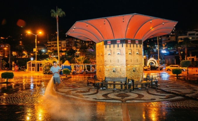 Alanya’nın vitrini gece mesaisinde baştan sona temizlendi!