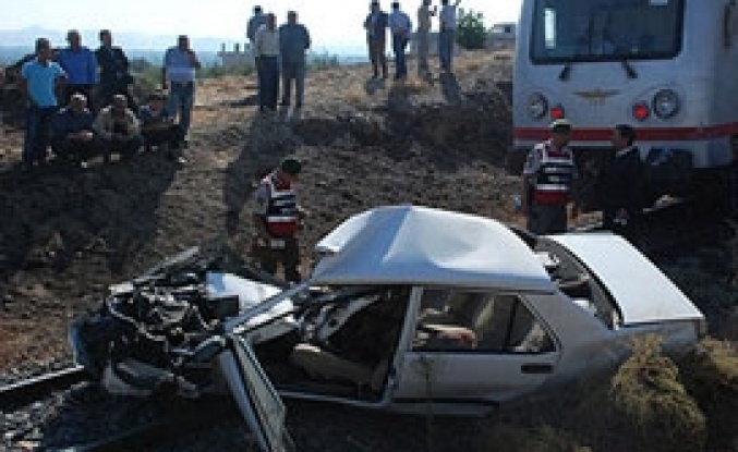 Ezilen otomobilden sağ kurtuldular