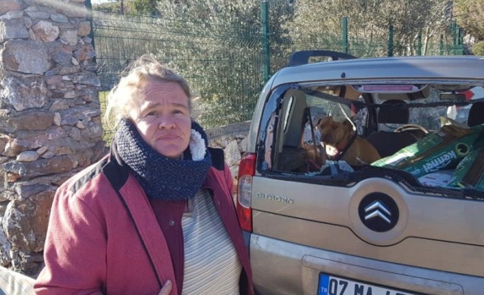 Alman kadının aracını Alanya'da taş ve sopalarla parçaladılar