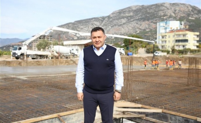 Başkan Yücel Mahmutlar'ın çehresini değiştiriyor