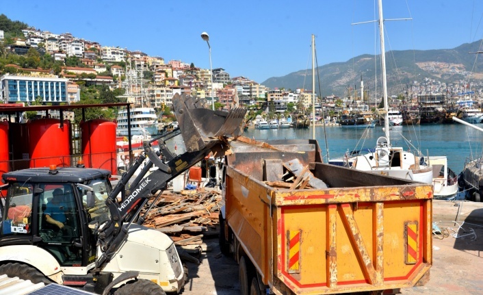 Alanya Belediyesi İskelenin temizliğine el attı