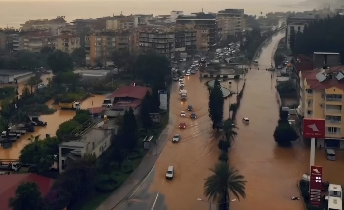 Alanya yollar göle döndü