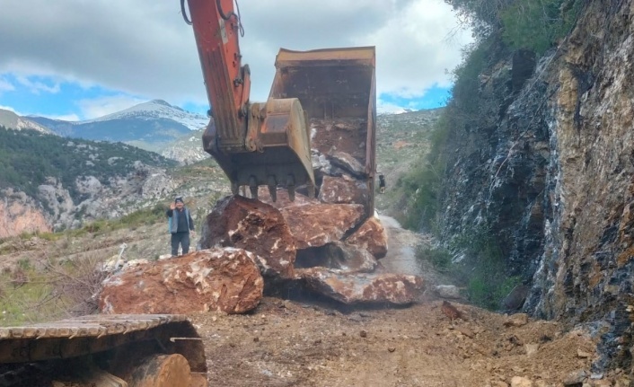 Alanya'da hasar gören yollar onarılıyor