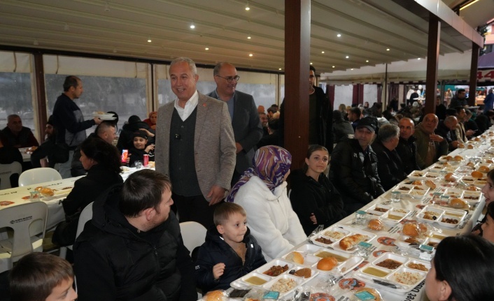Başkan Özçelik ilk iftarı vatandaşlarla birlikte yaptı