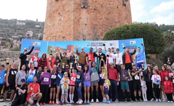 Mavi gözlü dev adama koştular