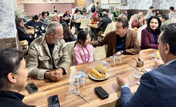 Sel mağdurları ile yemekte buluştu