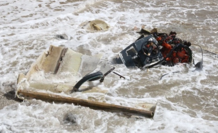 Alanya'da alabora olan tekneden canlarını zor kurtardılar
