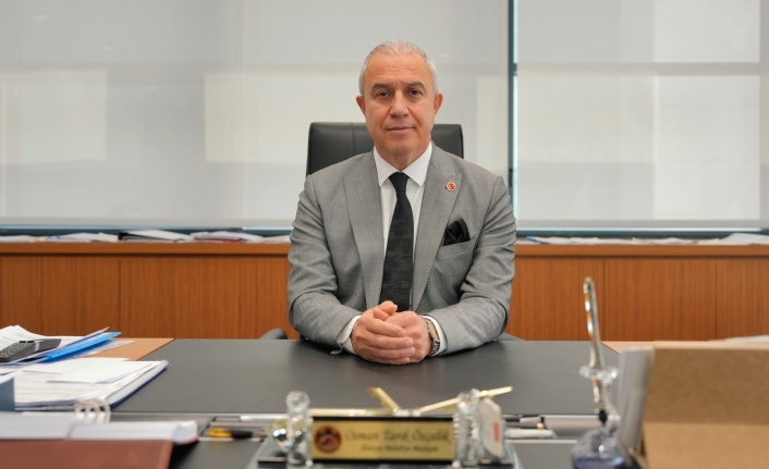 Başkan Özçelik'in ayağı kırıldı