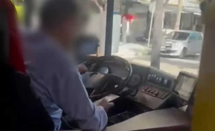 Direksiyon başında telefonla oynayan sürücüye ceza