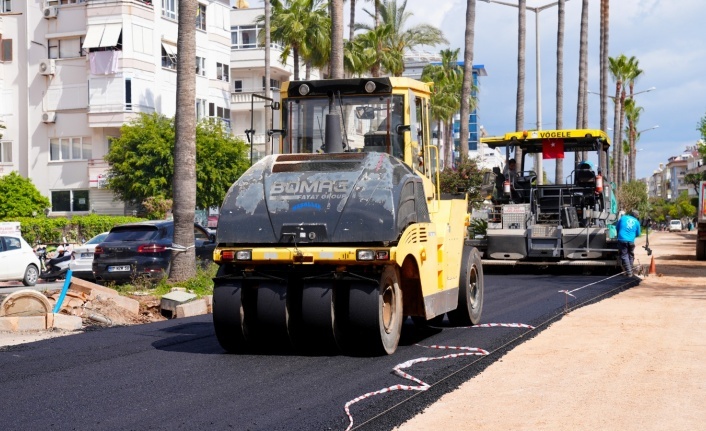 Atatürk Caddesi güney şeritte sıcak asfalt başladı