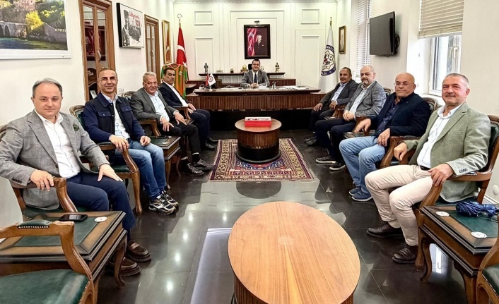 Eski başkanlardan kaymakama ziyaret