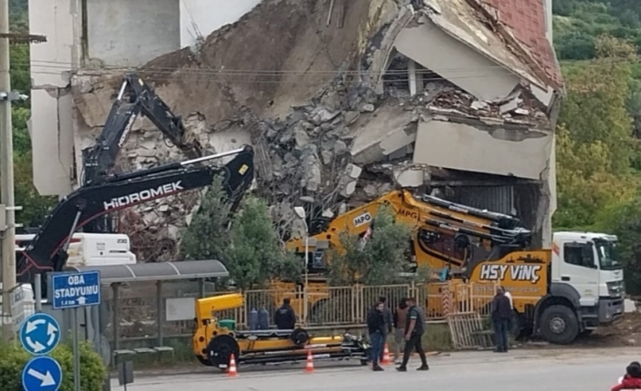 Alanya'da bina kepçenin üstüne çöktü