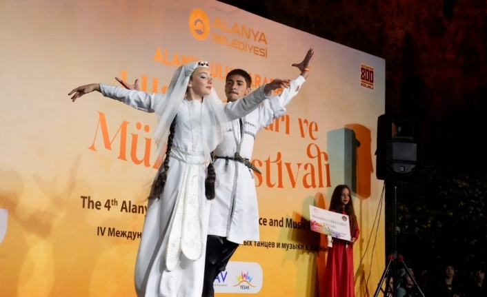 Alanya'da dans ve müzik şöleni