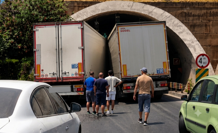 Alanya'da tünellerde trafiği kilitleyen akıl almaz kaza!