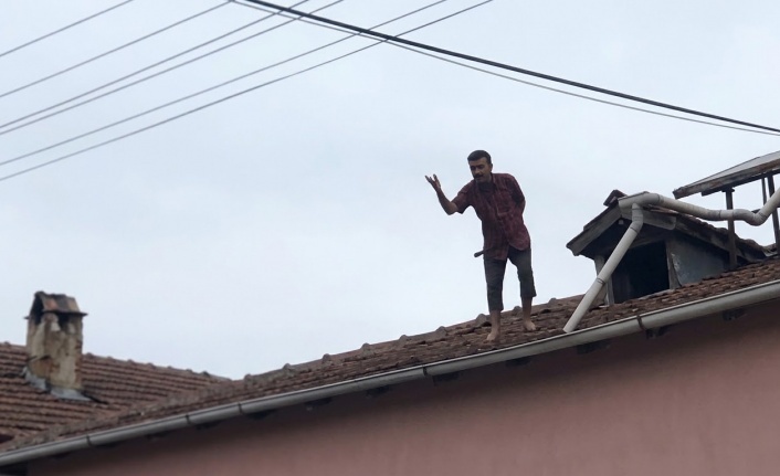 Çatıya çıkan şahsı polis kurtardı!