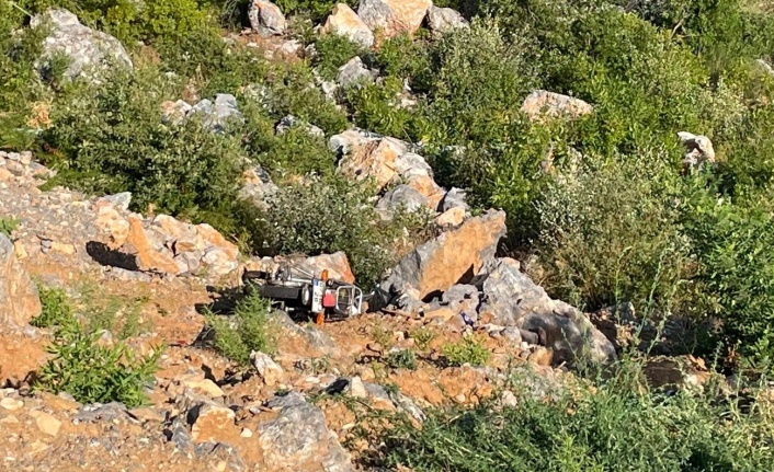 Uçuruma yuvarlanan motosikletin sürücüsü kurtarılamadı!