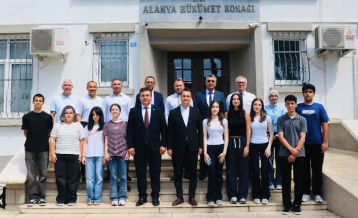 Alanya'da sınav şampiyonlarına makamda anlamlı ağırlama!