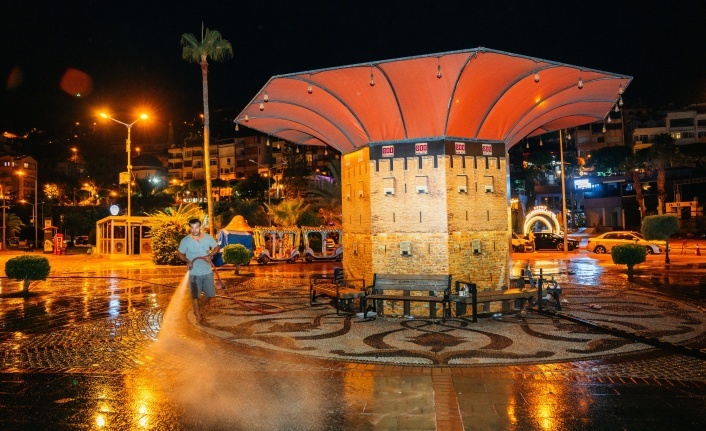Alanya’nın vitrini gece mesaisinde baştan sona temizlendi!