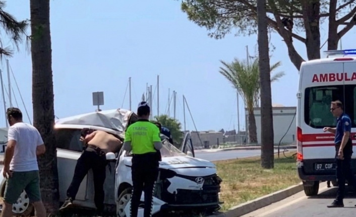 Gazipaşa’da ağaca çarpan otomobil hurdaya döndü: 1 yaralı!