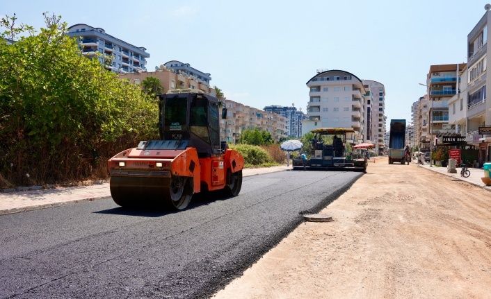 Mahmutlar Atatürk Caddesi’nde sıcak asfalt çalışmaları hızla ilerliyor!