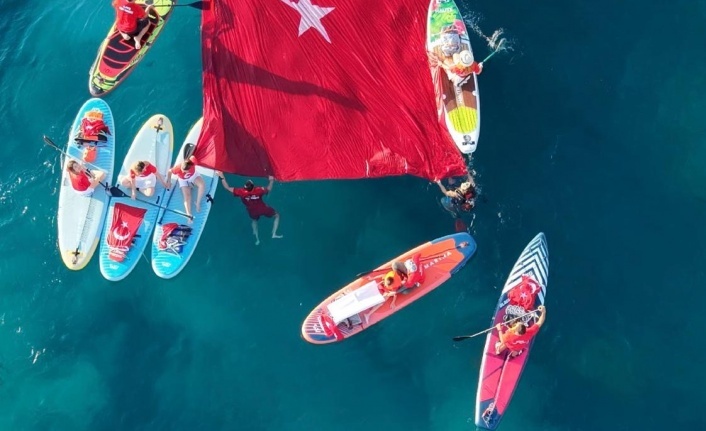 Alanya’da Zafer Bayramı coşkusu denize taştı: Türk bayrağı maviliklerde dalgalandı!